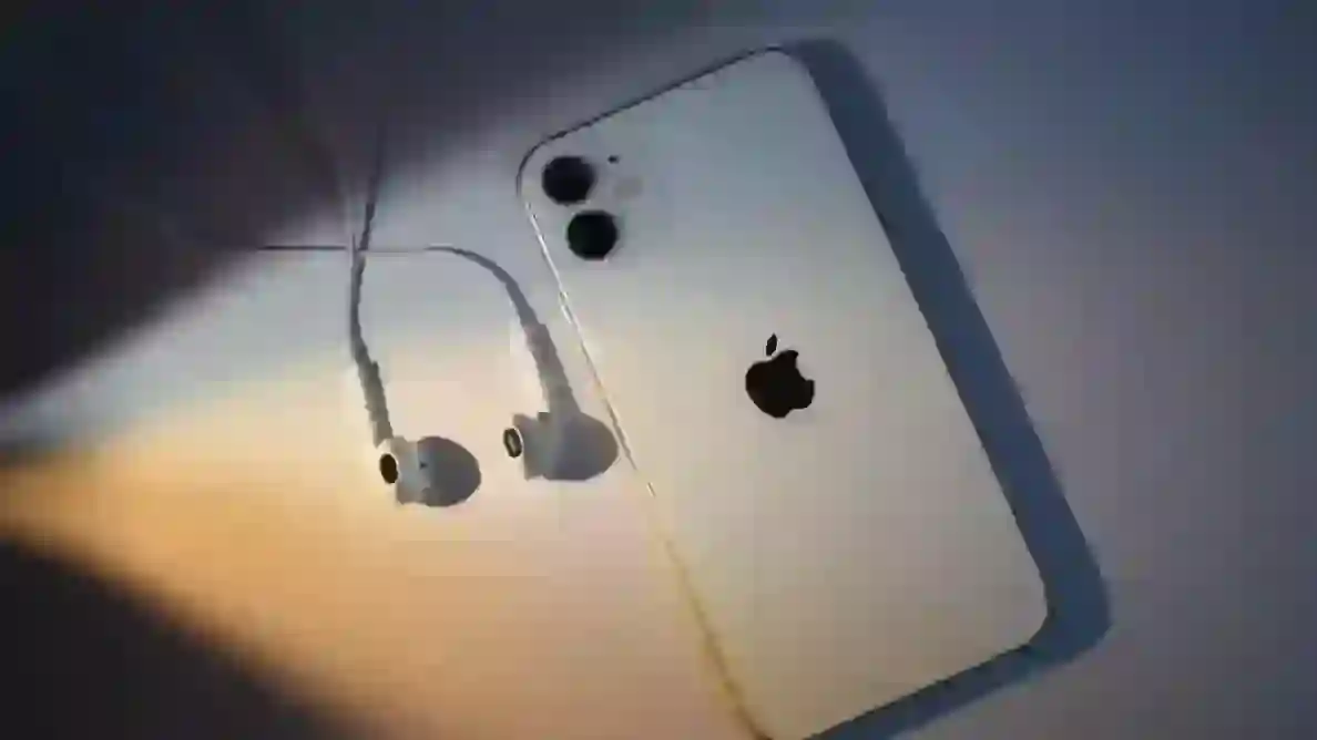 apple-earphones-sixteen-nine-99 of iOS 14.2 से मिला हिंट, iPhone 12 के साथ नहीं मिलेंगे इयरफोन्स: रिपोर्ट Apple iPhone 12 सीरीज अगले महीने लॉन्च किया जा सकता है. .